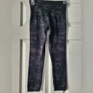 Spanx‎ Look At Me Now Seamless Cropped Leggings Black Gray Camo